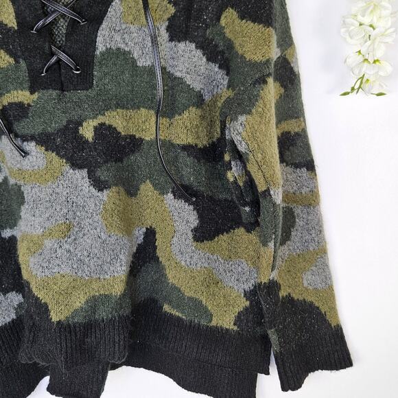 Rock & Republic Green Camo Hoodie Sweater LaceUp V-Neck Fall Grunge Sleeze Large - Picture 3 of 8